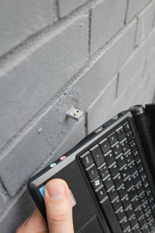Dead Drops โครงการไอเดียเก๋ ฝัง Flashdrive ไว้ตามสถานที่ต่าง ๆ ทั่วโลก Dead Drops โครงการไอเดียเก๋ ฝัง Flashdrive ไว้ตามสถานที่ต่าง ๆ ทั่วโลก