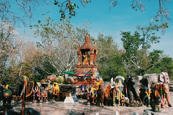 เที่ยวเกาะไม้ท่อน ล่องเรือยอร์ช ใช้ชีวิตชิล ๆ กลางทะเล เที่ยวเกาะไม้ท่อน ล่องเรือยอร์ช ใช้ชีวิตชิล ๆ กลางทะเล