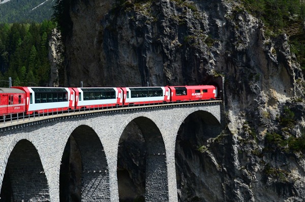 ไปนั่ง Glacier Express รถด่วนขบวนที่ช้าที่สุดในโลกกัน ไปนั่ง Glacier Express รถด่วนขบวนที่ช้าที่สุดในโลกกัน