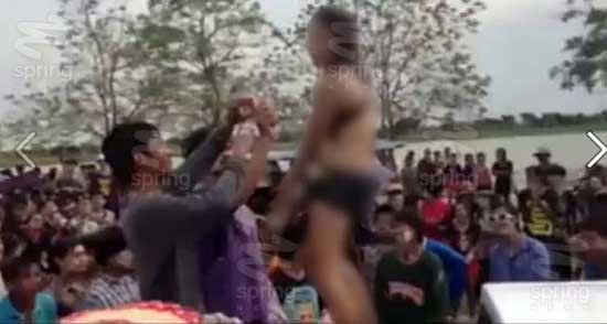 วิจารณ์ยับ! คลิปสาวใส่บราเต้นโชว์ หนุ่มแห่สาดน้ำปะแป้ง วิจารณ์ยับ! คลิปสาวใส่บราเต้นโชว์ หนุ่มแห่สาดน้ำปะแป้ง