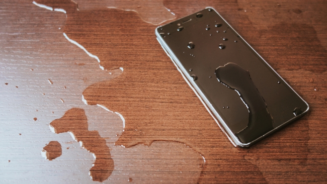 มือถือเปียกน้ำ