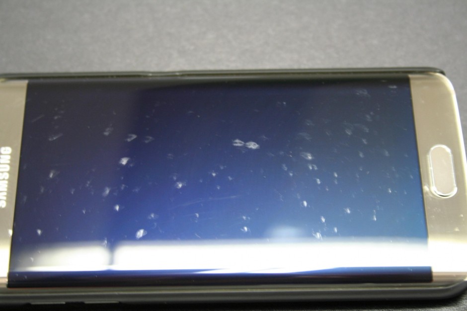 งานเข้า ! เคส Clear View ทำหน้าจอ Galaxy S6 และ S6 Edge เป็นรอย