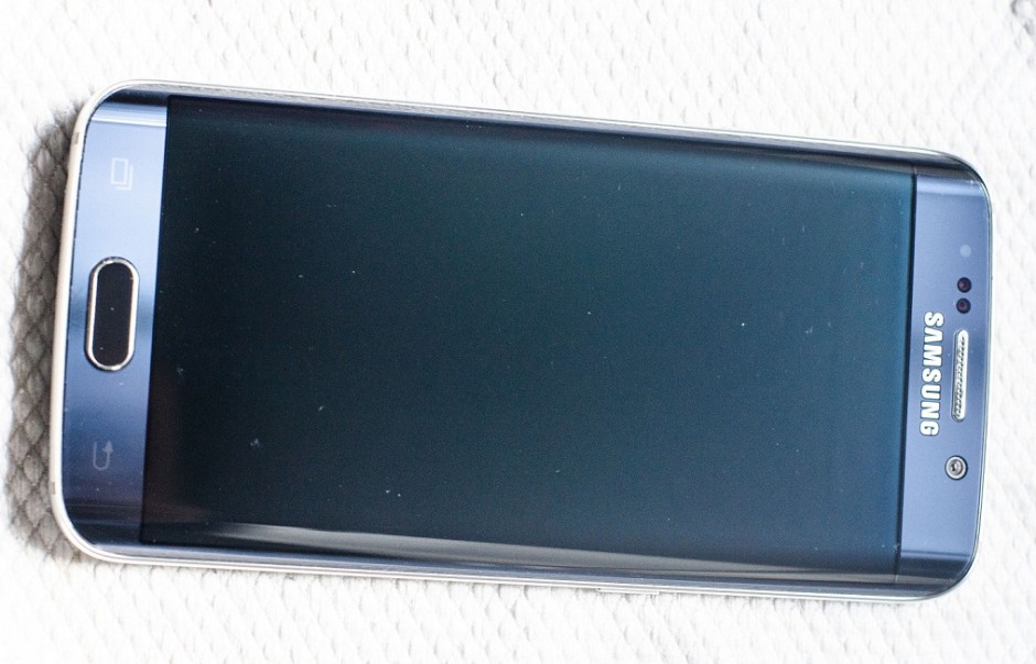 งานเข้า ! เคส Clear View ทำหน้าจอ Galaxy S6 และ S6 Edge เป็นรอย