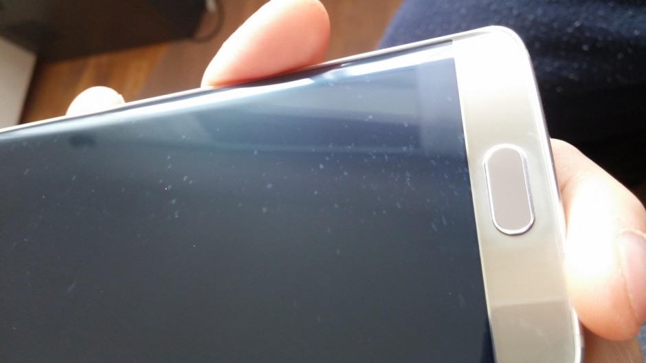 งานเข้า ! เคส Clear View ทำหน้าจอ Galaxy S6 และ S6 Edge เป็นรอย