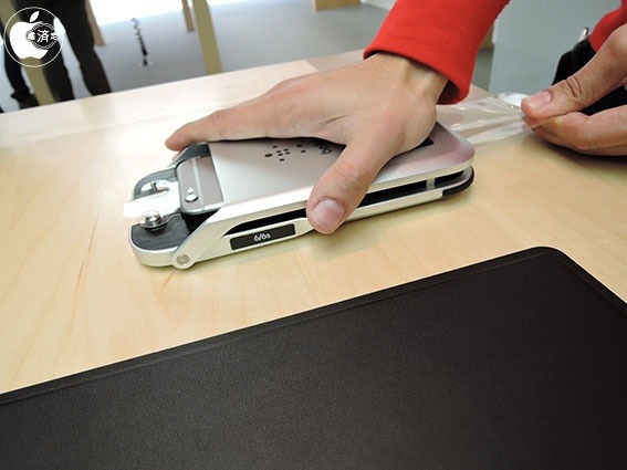 Apple Store ญี่ปุ่นโชว์ติดฟิล์ม iPhone ด้วยเครื่องมือจาก Belkin