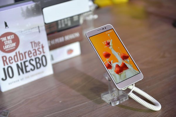 ZTE เปิดตัว Blade A910 และ Blade V7 Max