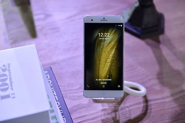 ZTE เปิดตัว Blade A910 และ Blade V7 Max