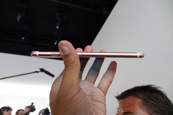 ชมภาพความมุ้งมิ้งของ iPhone 6s สีทองชมพู