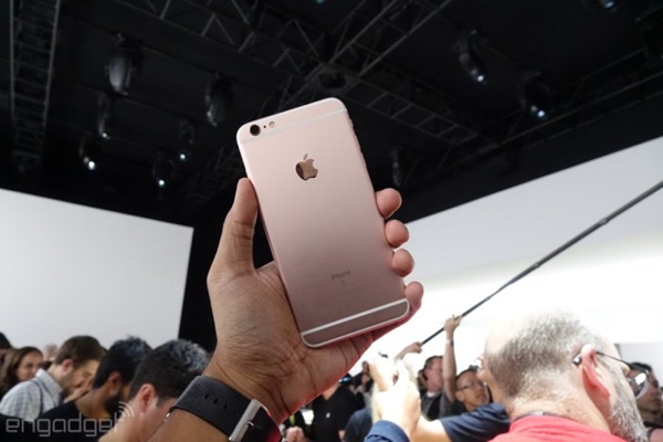 ชมภาพความมุ้งมิ้งของ iPhone 6s สีทองชมพู