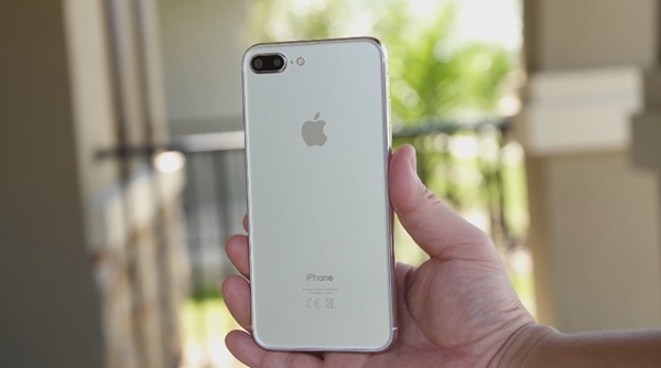 iPhone 7s Plus กับ iPhone 8 จำลอง