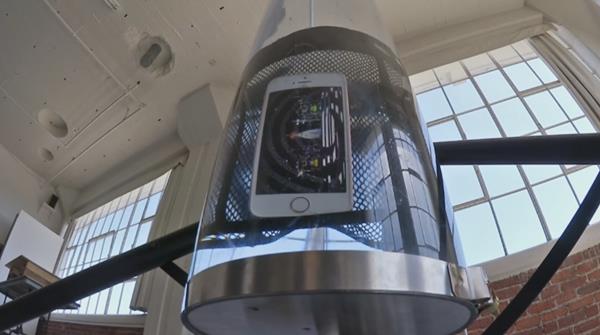 ชมคลิปทดสอบความแกร่ง iPhone SE