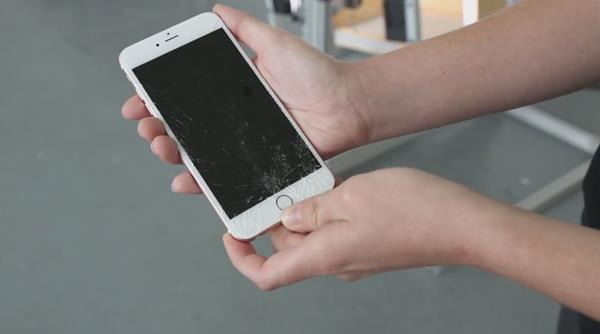 ชมคลิปทดสอบความแกร่ง iPhone SE