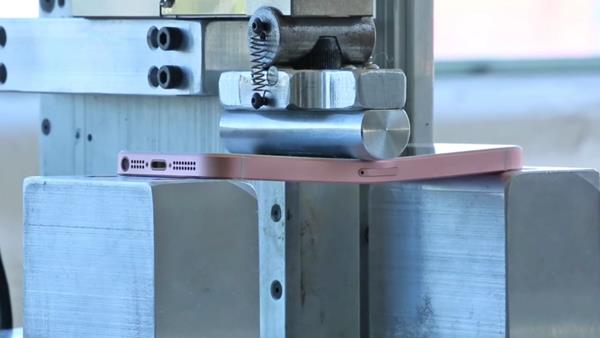 ชมคลิปทดสอบความแกร่ง iPhone SE