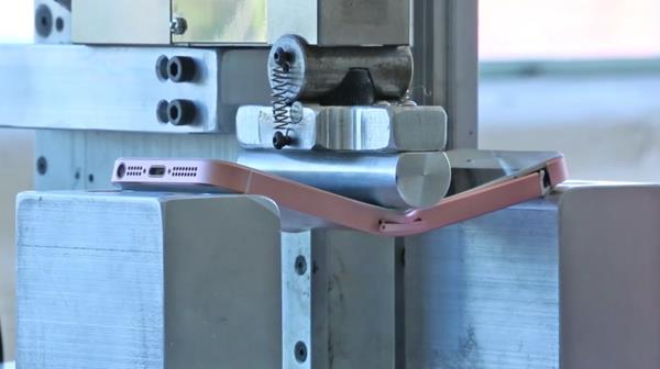 ชมคลิปทดสอบความแกร่ง iPhone SE