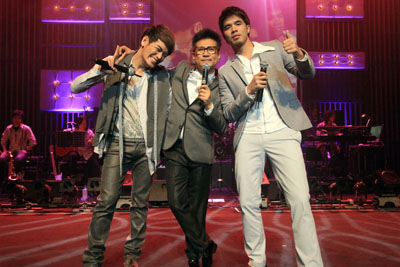 คอนเสิร์ต มีคนมากมายกับผู้ชายชื่อปั่น
