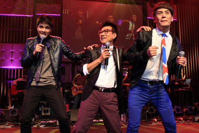 คอนเสิร์ต มีคนมากมายกับผู้ชายชื่อปั่น