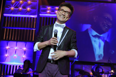 คอนเสิร์ต มีคนมากมายกับผู้ชายชื่อปั่น
