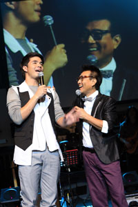 คอนเสิร์ต มีคนมากมายกับผู้ชายชื่อปั่น