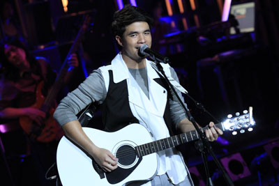 คอนเสิร์ต มีคนมากมายกับผู้ชายชื่อปั่น