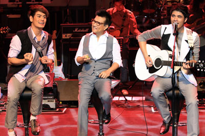 คอนเสิร์ต มีคนมากมายกับผู้ชายชื่อปั่น