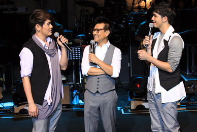 คอนเสิร์ต มีคนมากมายกับผู้ชายชื่อปั่น