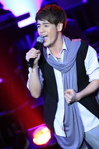 คอนเสิร์ต มีคนมากมายกับผู้ชายชื่อปั่น