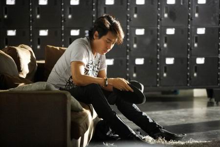 เบิร์ด ธงไชย MV เพลง อยู่คนเดียว