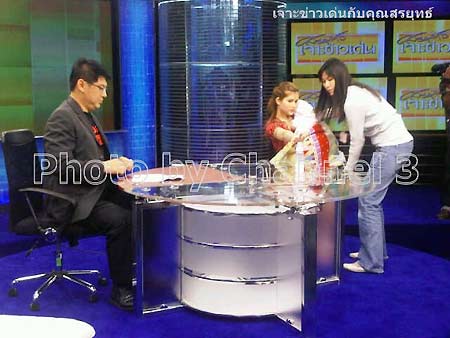 แอนนี่ บรู๊ค ออกเจาะข่าวเด่นกับคุณสรยุทธ์ ทางช่อง 3