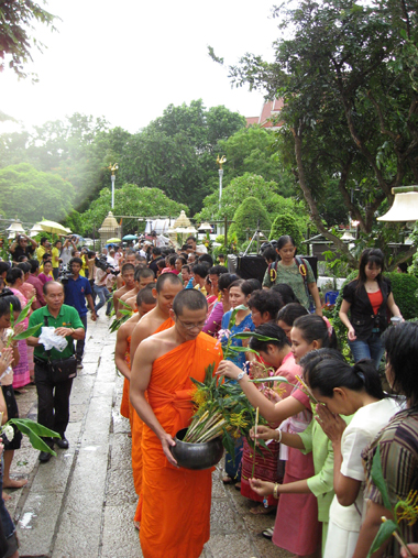 ประเพณีตักบาตรดอกไม้