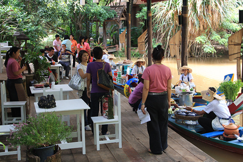 ตลาดน้ำกลางดง Art Floating Market