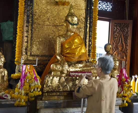 หลวงพ่อปู่ พระพุทธรูปใส่แว่นตาดำ