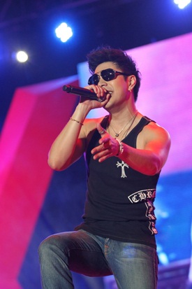 Extra Love Concert by Fongbeer