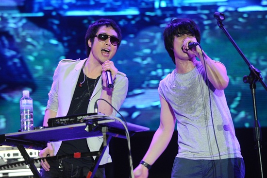 Extra Love Concert by Fongbeer