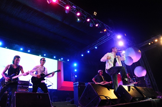 Extra Love Concert by Fongbeer