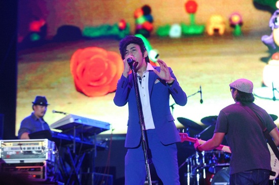 Extra Love Concert by Fongbeer
