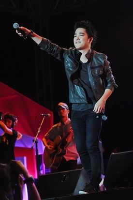 Extra Love Concert by Fongbeer