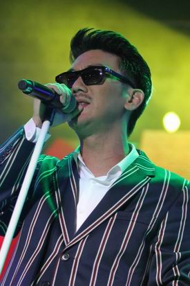 Extra Love Concert by Fongbeer