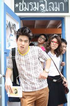 โลมากล้าท้าฝัน