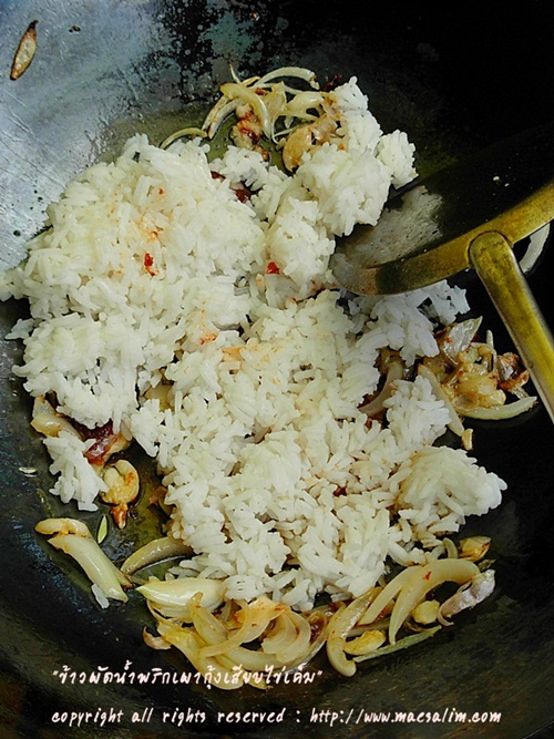 สูตรเด็ดเมนู ข้าวผัดน้ำพริกเผากุ้งเสียบ-ไข่เค็ม