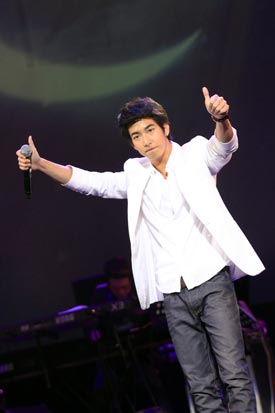 คอนเสิร์ตเรวัต พุทธินันทน์ น้องร้องเพลงพี่ 15 ปีที่คิดถึง