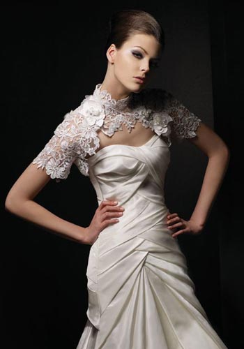 ชุดแต่งงานแบบมีแขน สวยสง่าไม่แพ้ใคร