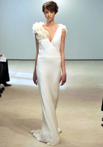 ชุดแต่งงานแบบมีแขน สวยสง่าไม่แพ้ใคร