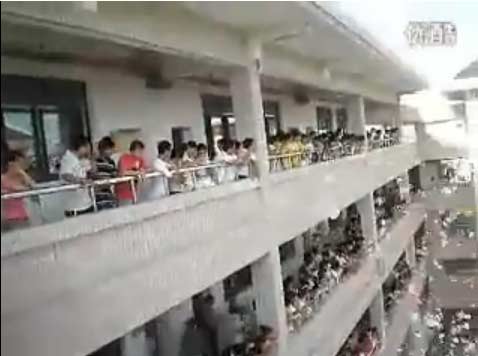 ระบายเครียด! นักเรียนจีนฉีกสมุดโปรยว่อน หลังสอบเสร็จ