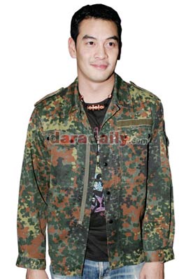 ชาคริต แย้มนาม