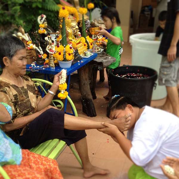 ชาวเน็ตสรรเสริญ โก๊ะตี๋ หอมเท้าแม่ วันสงกรานต์