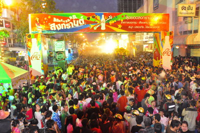 เที่ยวสงกรานต์ขอนแก่น ถนนข้าวเหนียว ปี 2555