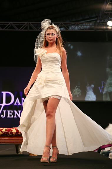 ชุดแต่งงานแบบสั้น