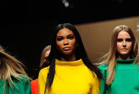 สง่าเรียบง่ายกับผมแสกกลาง 