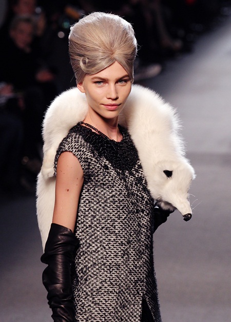 ลุคคุณนายสวยคลาสสิคกับทรงรังผึ้ง