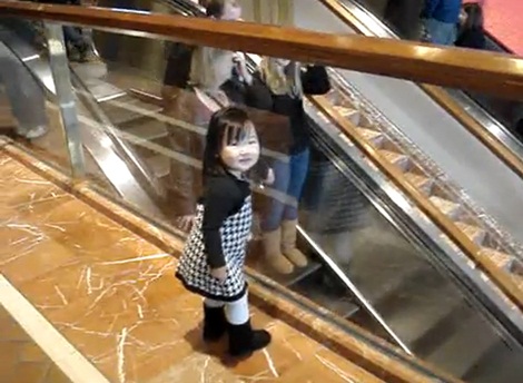 น่ารัก! หนูน้อยยืนบ๊ายบายลูกค้าห้างดังในบอสตัน
